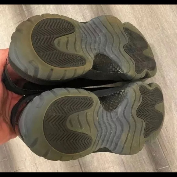 Nike Air Jordan 11 Cap and Gown Size 10 (B+ Grade) - Picture 4 of 5